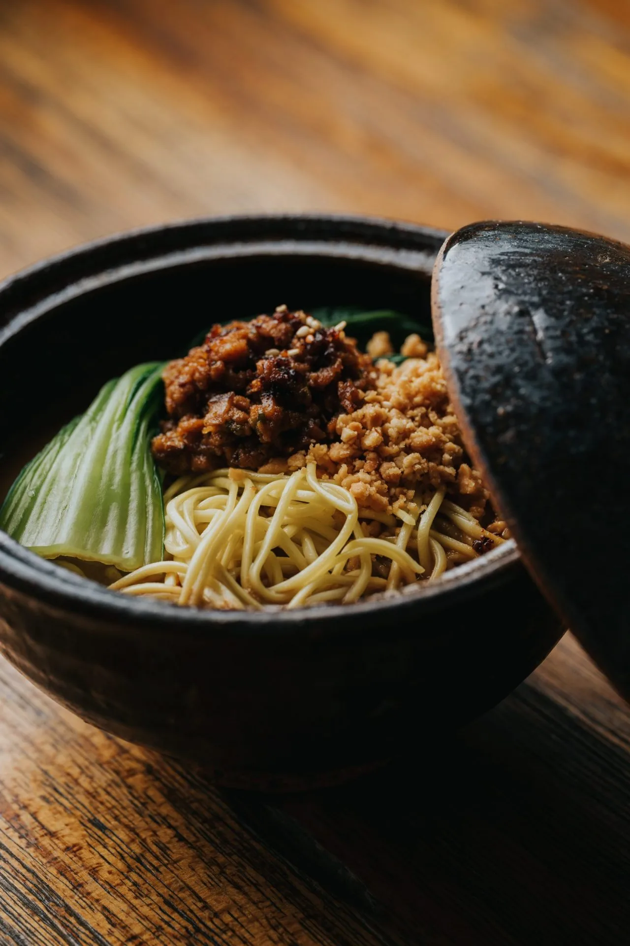 Dan Dan Noodles estilo Sichuan con cerdo picado y pak choi
