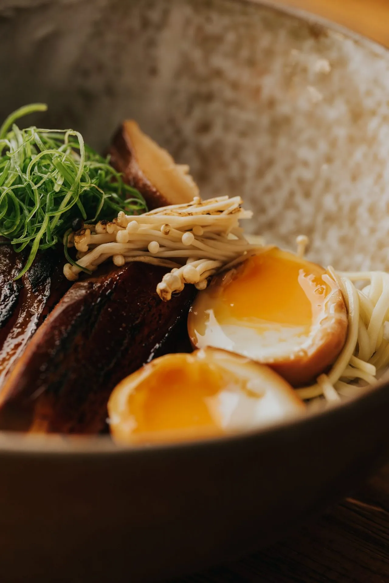 Kyomu Ramen con huevo marinado y panceta braseada