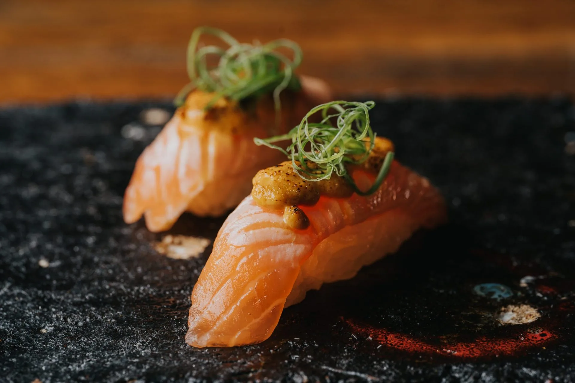 Nigiri de salmón flambeado en Kyomu Tenerife