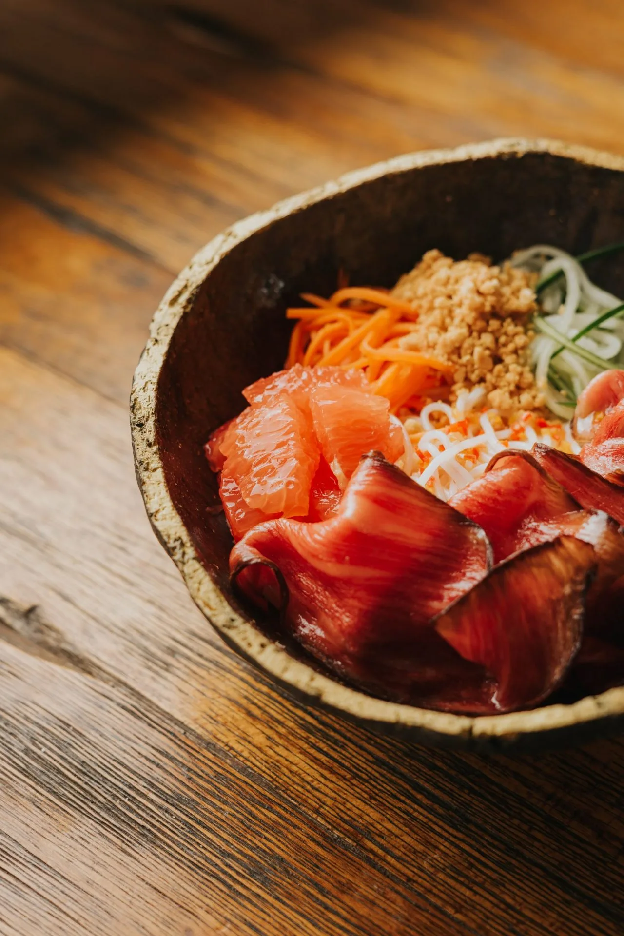 Bowl de salmón con cítricos y cacahuete en Kyomu Tenerife, cocina asiática en Playa de las Américas